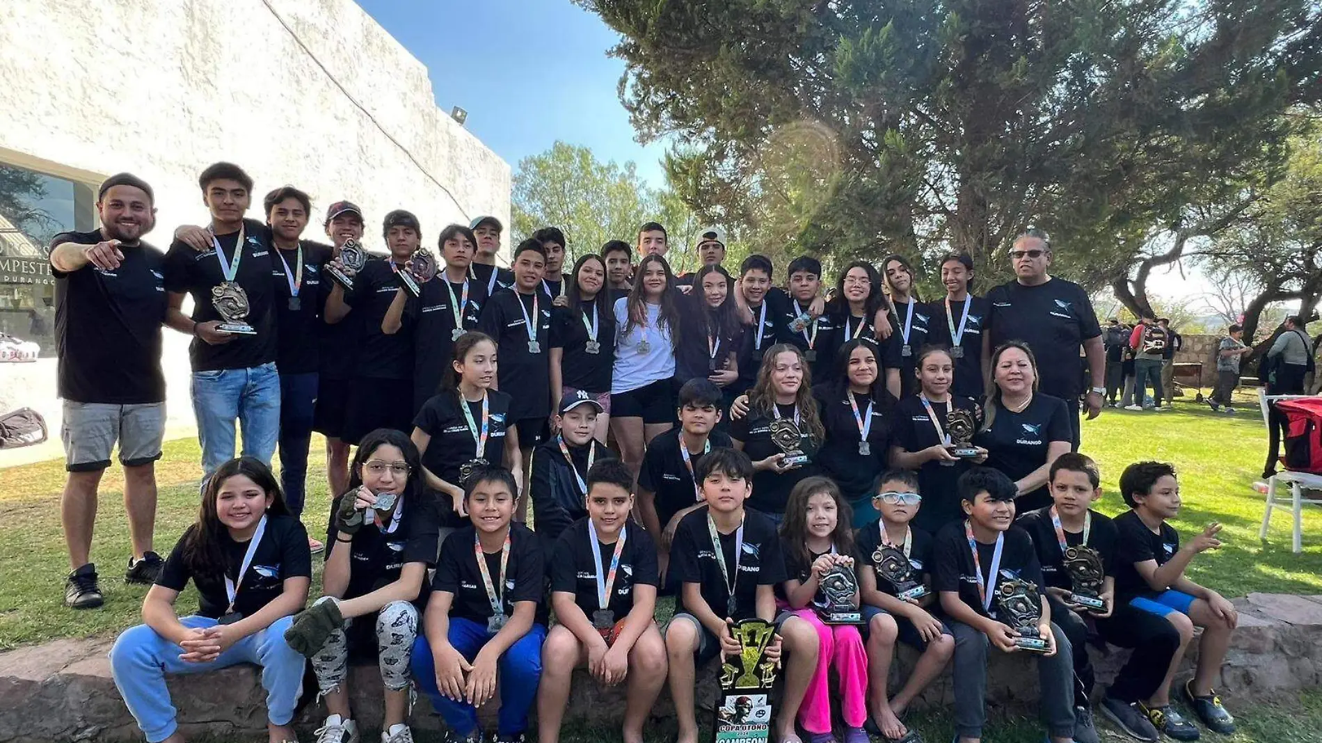 Tiburones, campeones de la Copa Otoño de natación